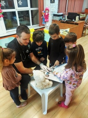 Обучение на малките деца в грижа за домашните любимци и любов към животните